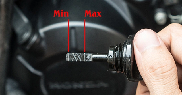 Kiểm tra mức dầu nhớt bằng que thăm để tránh đổ thừa hoặc thiếu