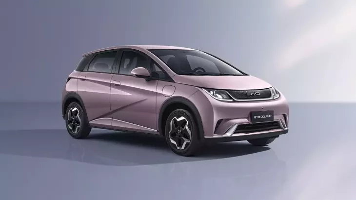 BYD Dolphin 2024 với thiết kế ngoại thất trẻ trung, màu hồng Coral Pink nổi bật