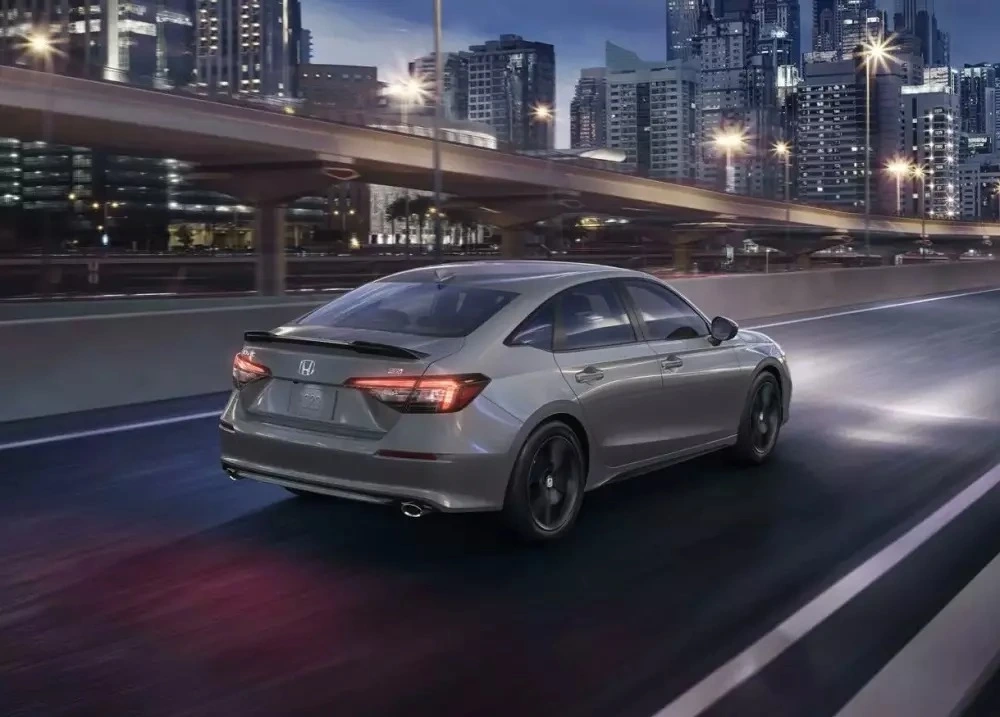 Honda Civic e:HEV 2024 vận hành mạnh mẽ trên đường phố
