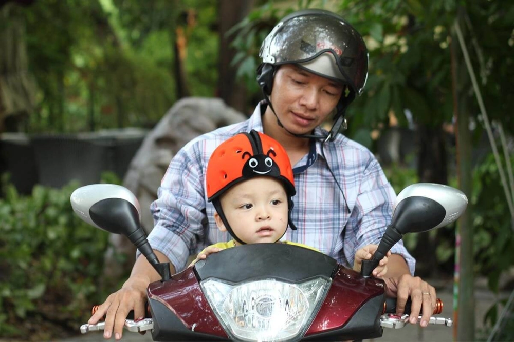 Mũ bảo hiểm luôn là vật bất ly thân khi đi xe máy