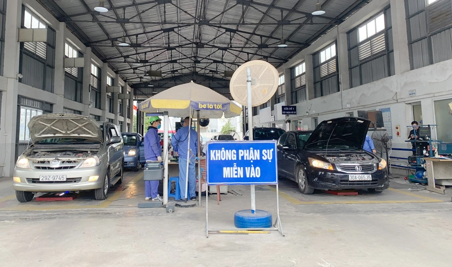 Một chiếc xe độ được kiểm tra tại trung tâm đăng kiểm