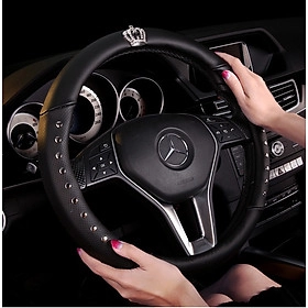 Một đôi tay cầm vô lăng xe hơi được bọc da cao cấp, toát lên vẻ sang trọng