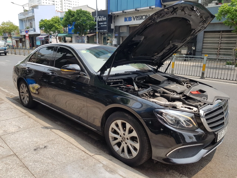 Một chiếc ô tô để lộ bình ắc quy cũ cần thay thế