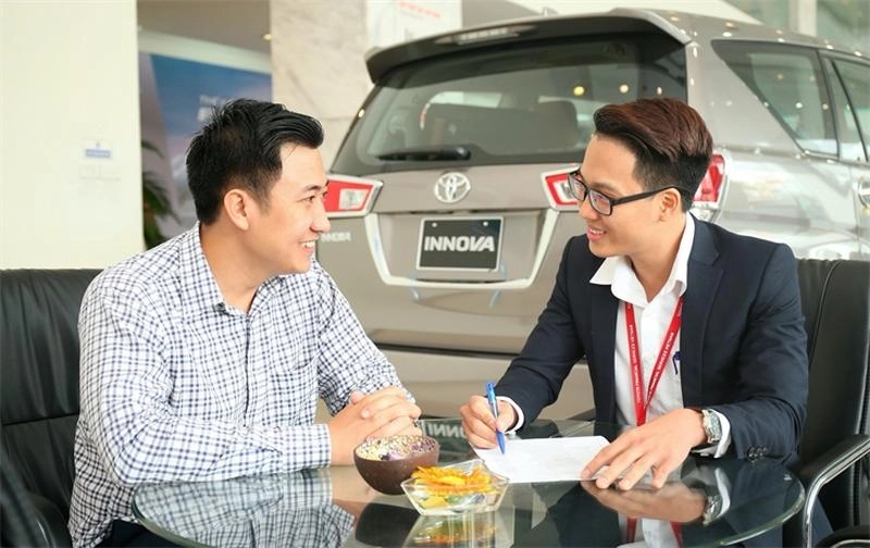 Một chiếc xe ô tô mới sáng bóng bên cạnh hợp đồng vay mua xe, thể hiện sự khởi đầu hành trình sở hữu xe