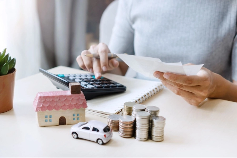 Một người đang lập kế hoạch tài chính cân đối hợp lý
