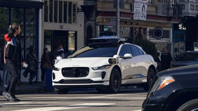 Một chiếc taxi tự lái của Waymo trên đường phố 
