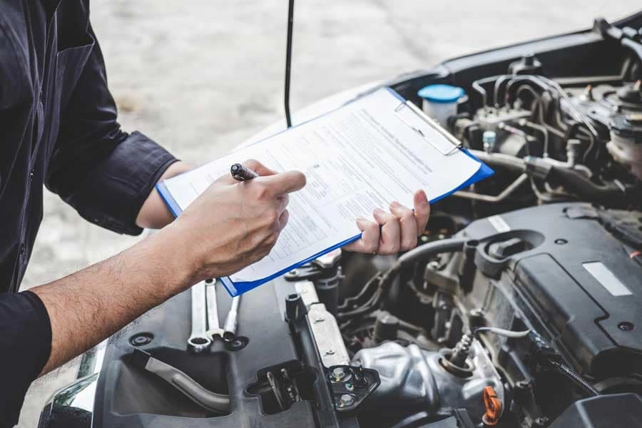 Một danh sách kiểm tra (checklist) với các mục như lốp xe, dầu máy, và bình ắc-quy được đánh dấu hoàn tất