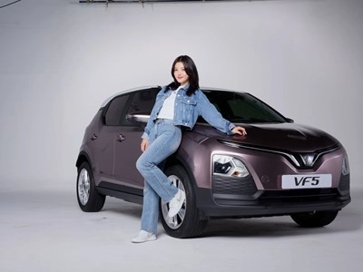  Một gia đình trẻ vui vẻ bên chiếc xe điện VinFast VF 5 với thiết kế năng động, cá tính