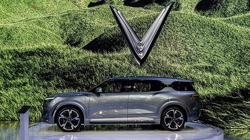 Một showroom trưng bày các mẫu xe điện từ VinFast với ánh sáng hiện đại làm nổi bật thiết kế xe