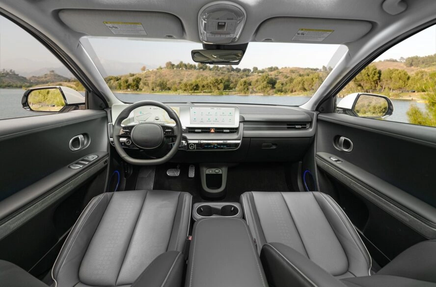 Nội thất sang trọng của Hyundai IONIQ 5 với màn hình kép 12,3 inch và ghế da tái chế thân thiện môi trường