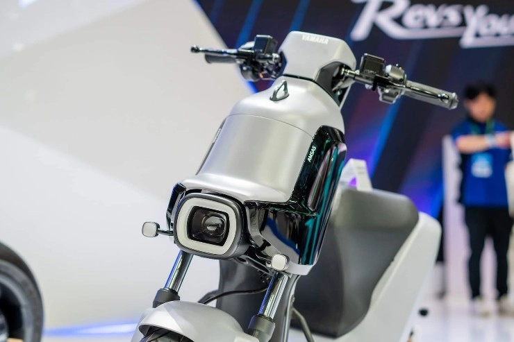 Yamaha Elove không chỉ tiết kiệm nhiên liệu mà còn tích hợp các tính năng như tự cân bằng và định vị GPS