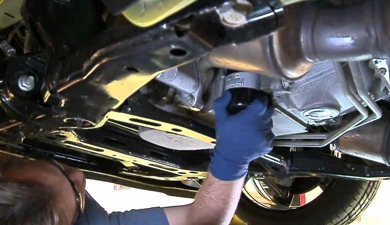 Đảm bảo xe được nâng an toàn trước khi thay dầu