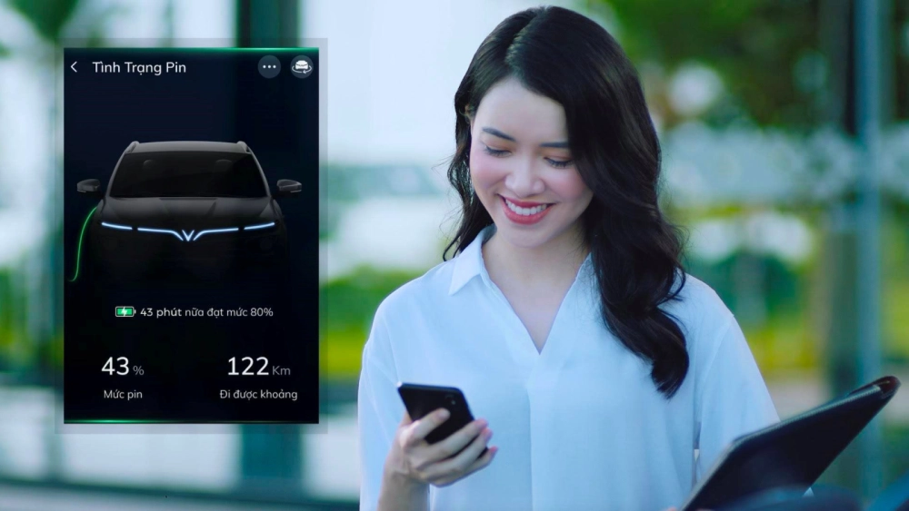 Người dùng kiểm tra trạng thái sạc qua ứng dụng VinFast, đảm bảo an toàn và tiện lợi khi sạc xe điện tại nhà