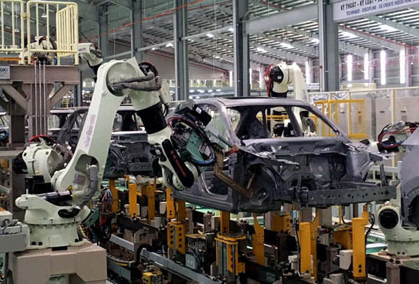 Dây chuyền sản xuất ô tô hiện đại với cánh tay robot chính xác