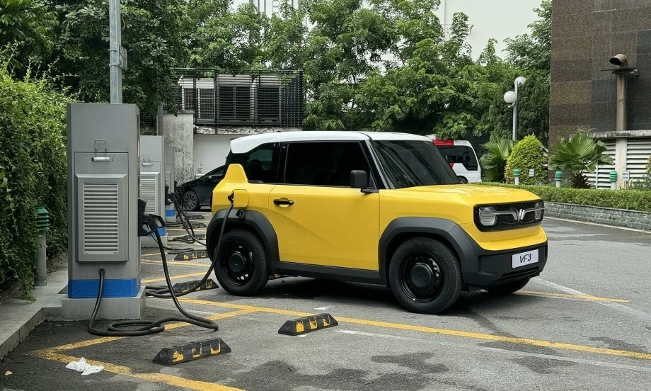Xe VinFast VF3 đang sạc tại nhà với bộ sạc di động, tiện lợi cho các chuyến đi ngắn hàng ngày