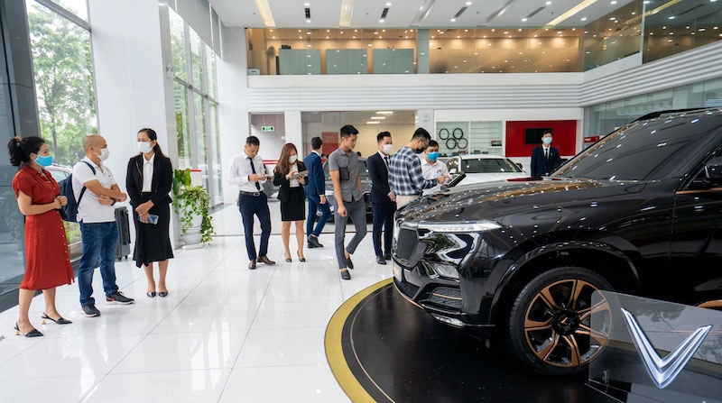 Khách hàng trải nghiệm VinFast tại showroom với sự hỗ trợ tận tình từ nhân viên