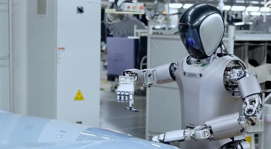  Robot đang lắp ráp linh kiện trong nhà máy hiện đại 