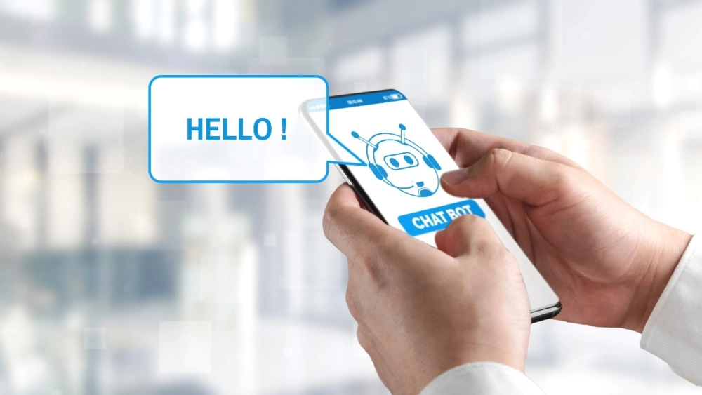 Một chatbot đang trả lời câu hỏi bằng tiếng Việt trên màn hình điện thoại