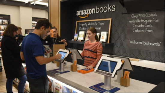 cửa hàng Amazon Go với các camera thị giác máy tính theo dõi hành vi mua sắm
