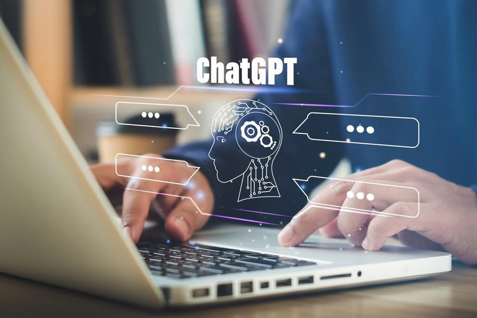 Một bạn trẻ đang sử dụng công cụ ChatGPT