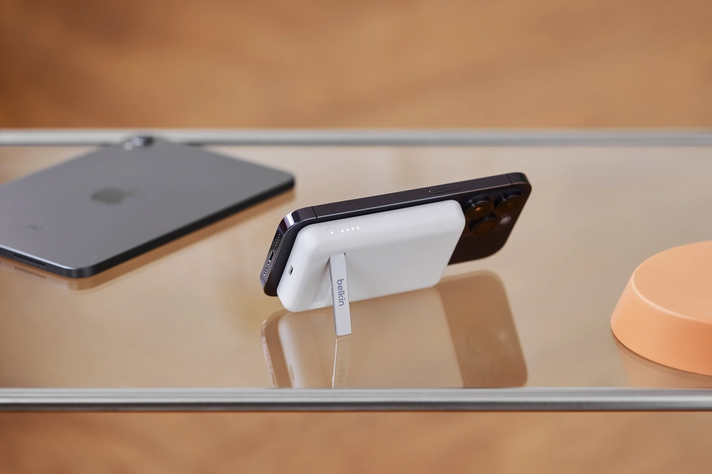 Sạc dự phòng tốt nhất 2024 đang sạc nhanh iPhone trên bàn