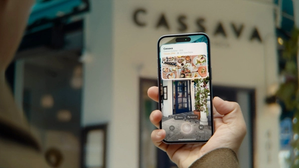 Smartphone với giao diện AI tối ưu hóa hình ảnh, hiển thị tính năng nhận diện khung cảnh.