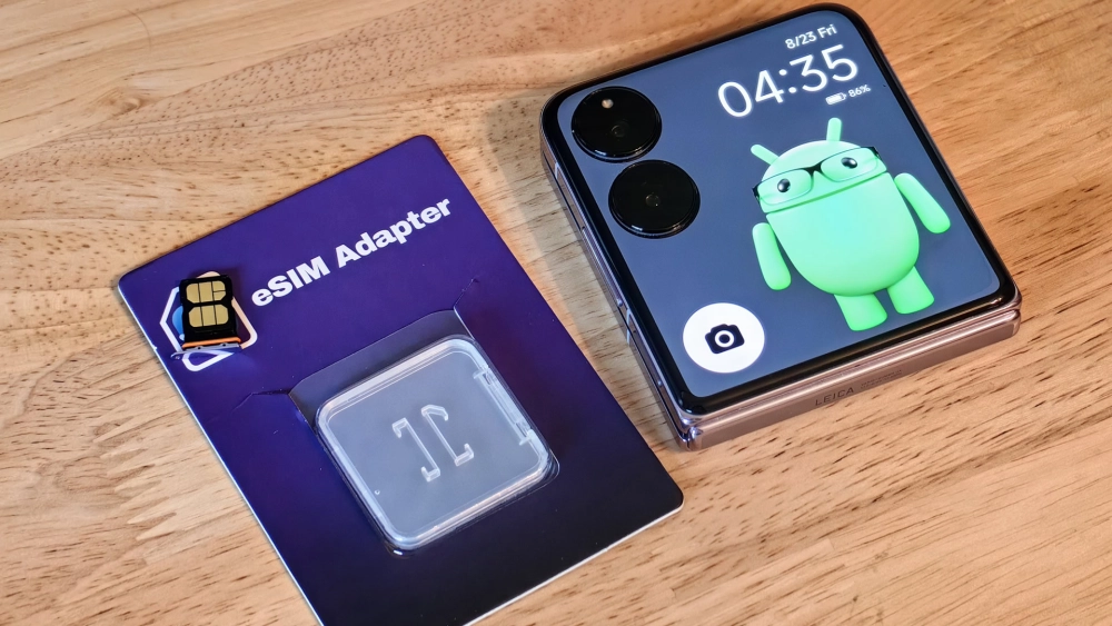 Smartphone với giao diện cài đặt eSIM, hiển thị các nhà mạng khả dụng.