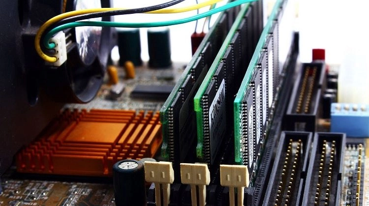 Một thanh RAM máy tính đang được lắp vào khe cắm trên bo mạch chủ