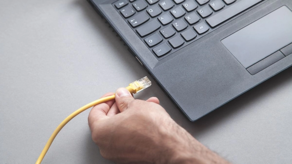 Kết nối cáp Ethernet trực tiếp vào laptop