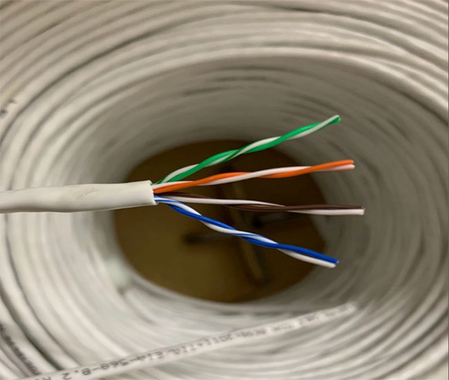 Một cuộn cáp internet Cat 5e chất lượng cao