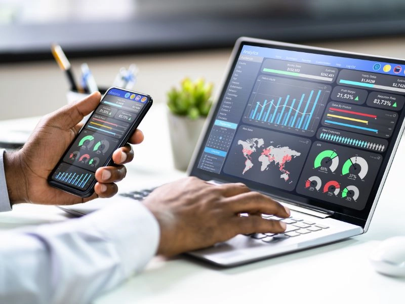 Một dashboard quản lý máy tính từ xa, hiển thị trạng thái các thiết bị