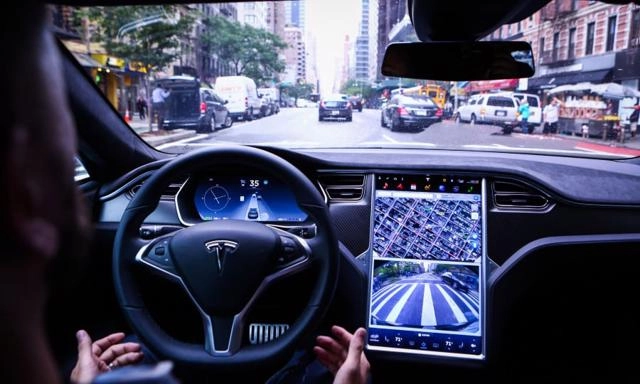 AI xe tự lái Tesla với Full Self-Driving điều hướng mượt mà trong thành phố