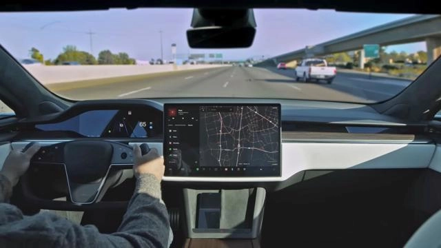 AI xe tự lái Tesla xử lý dữ liệu từ camera để điều hướng an toàn trên đường