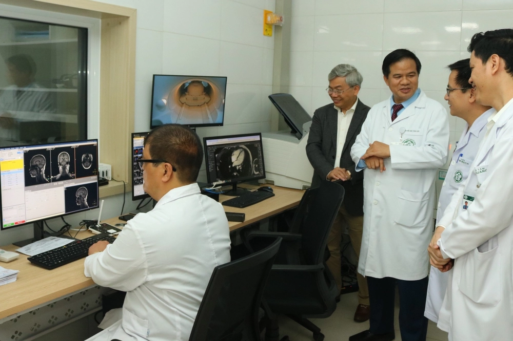Bác sĩ sử dụng công nghệ từ các công ty khởi nghiệp AI để phân tích hình ảnh y khoa trên màn hình