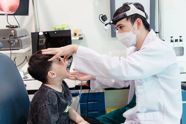 Bác sĩ tai mũi họng khám cho bệnh nhân bị hóc xương, chữa hóc xương cá chuyên nghiệp.