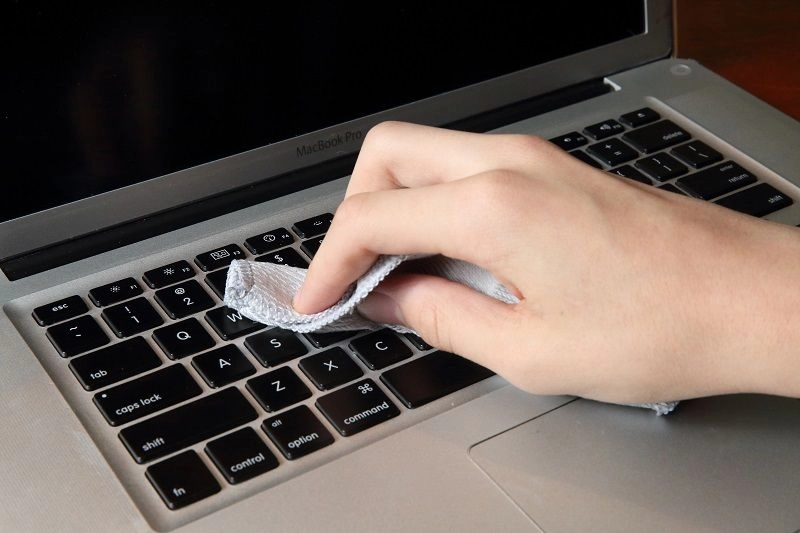 Bàn phím laptop bị liệt nút không thể nhấn xuống