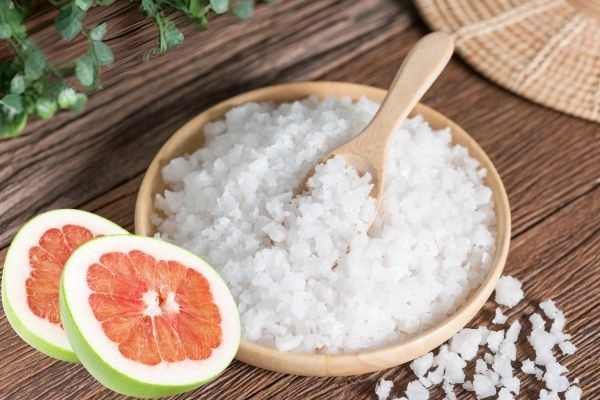 Dùng bưởi muối làm sạch bồn tắm là một mẹo vệ sinh tự nhiên độc đáo và hiệu quả