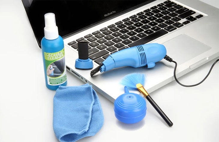 Bình xịt khí nén, cọ mềm, khăn, chuẩn bị cho việc bảo trì máy tính tại nhà