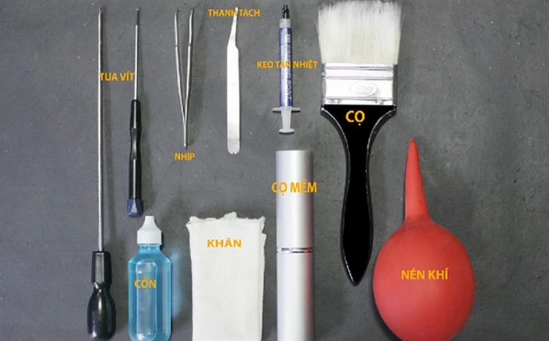 Bộ dụng cụ vệ sinh chuẩn bị sẵn sàng vệ sinh bên trong thùng máy tính