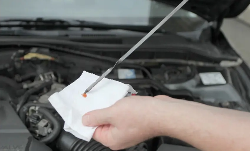 Kiểm tra dầu hộp số tự động trên que thăm dầu