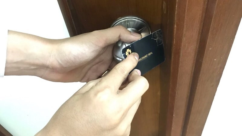 Cách mở ổ khóa khi mất chìa bằng thẻ nhựa đơn giản và nhanh chóng