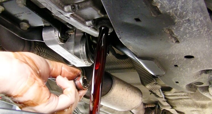 Dầu hộp số bẩn khiến xe chuyển số chậm và phản ứng kém