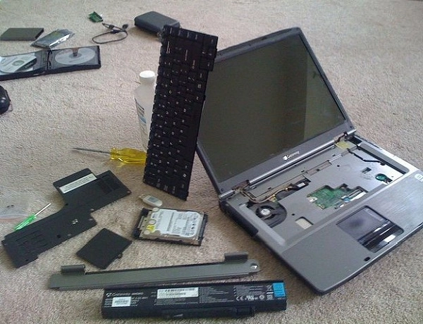 Cách xử lý chuyên nghiệp khi laptop bị vô nước