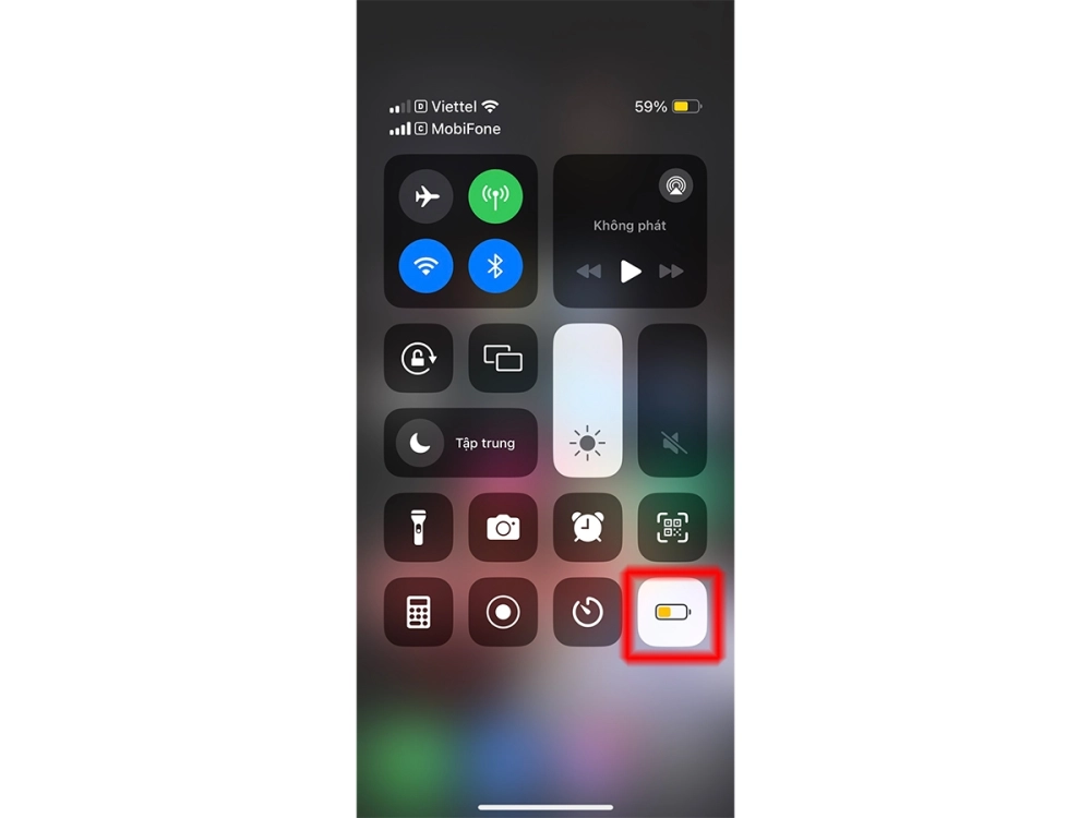  Giao diện iPhone khi bật chế độ tiết kiệm pin qua trung tâm điều khiển 