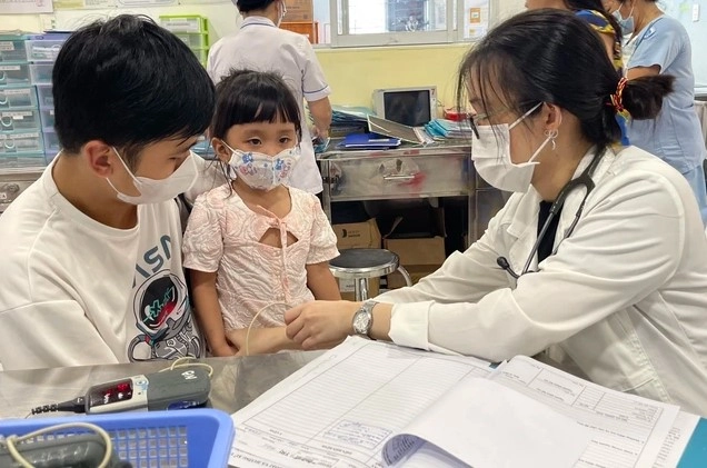Lưu ý khi áp dụng mẹo dân gian,kết hợp với theo dõi y tế để đảm bảo an toàn cho bé