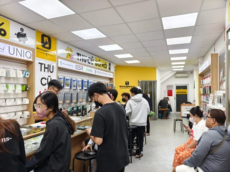 Cửa hàng điện thoại ở Việt Nam đông đúc thể hiện sự sôi động của thị trường điện thoại tại Việt Nam.