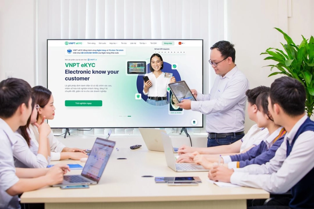 Đội ngũ tại công ty khởi nghiệp AI đang thảo luận về dự án trí tuệ nhân tạo trong văn phòng hiện đại