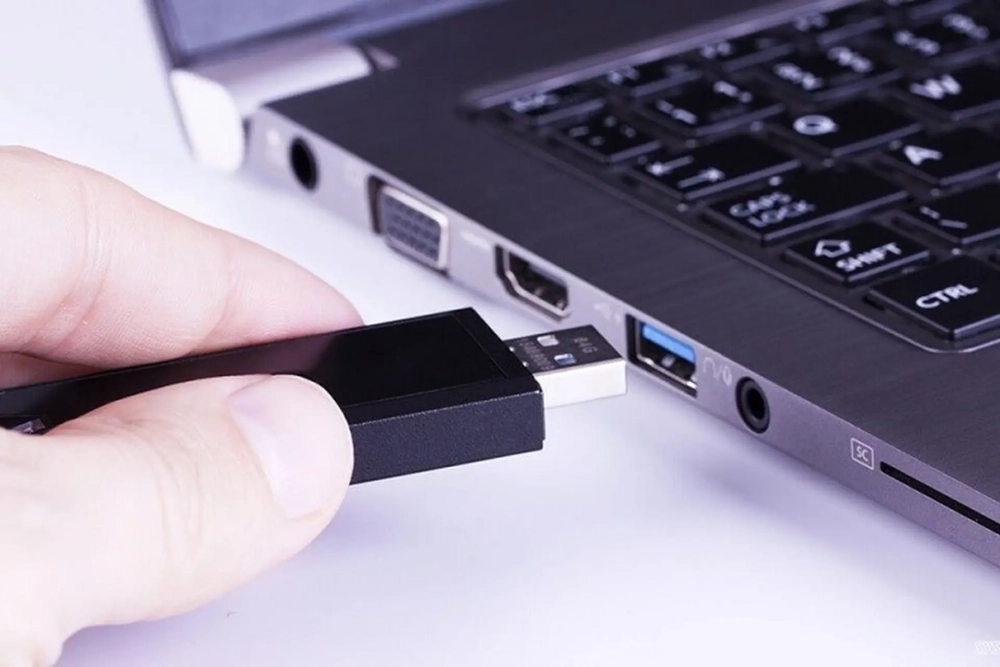 Dùng USB cài đặt Windows khi laptop không lên màn hình chính