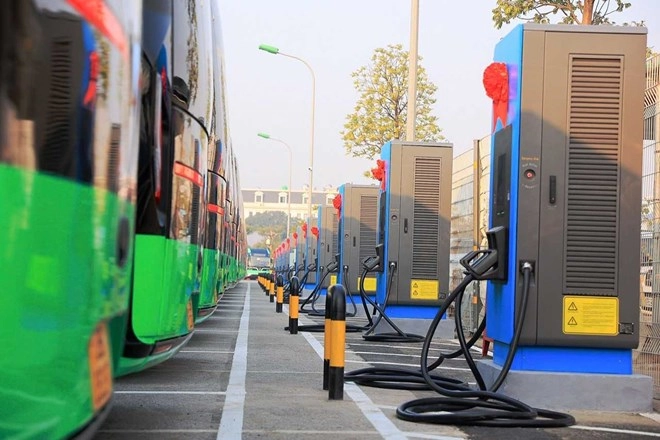 Hà Nội thí điểm tại Hoàn Kiếm, Ba Đình, với hệ thống trạm sạc và xe buýt điện được đầu tư mạnh mẽ