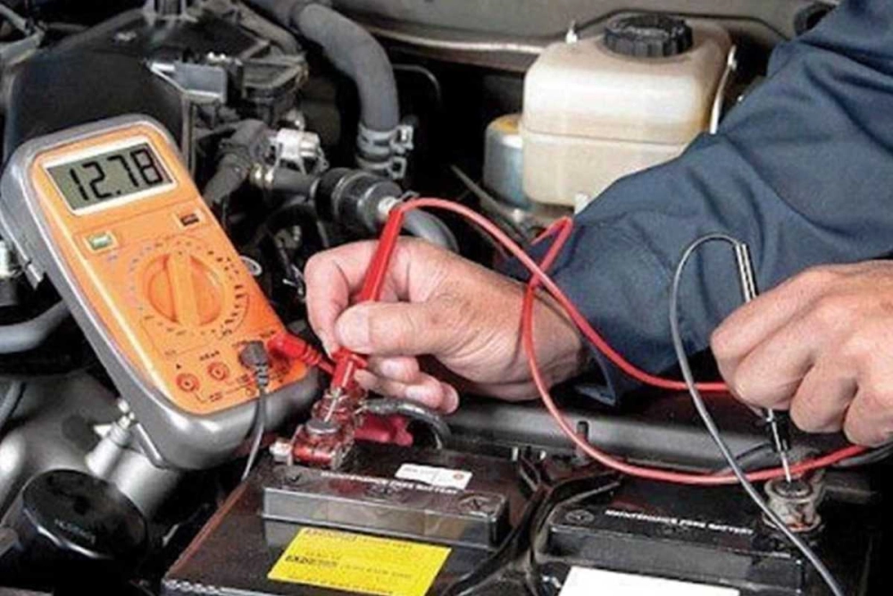 Thợ đang kiểm tra và thay máy phát điện cho xe ô tô